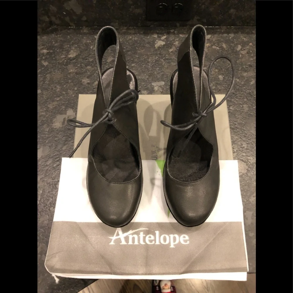 Antelope black leather